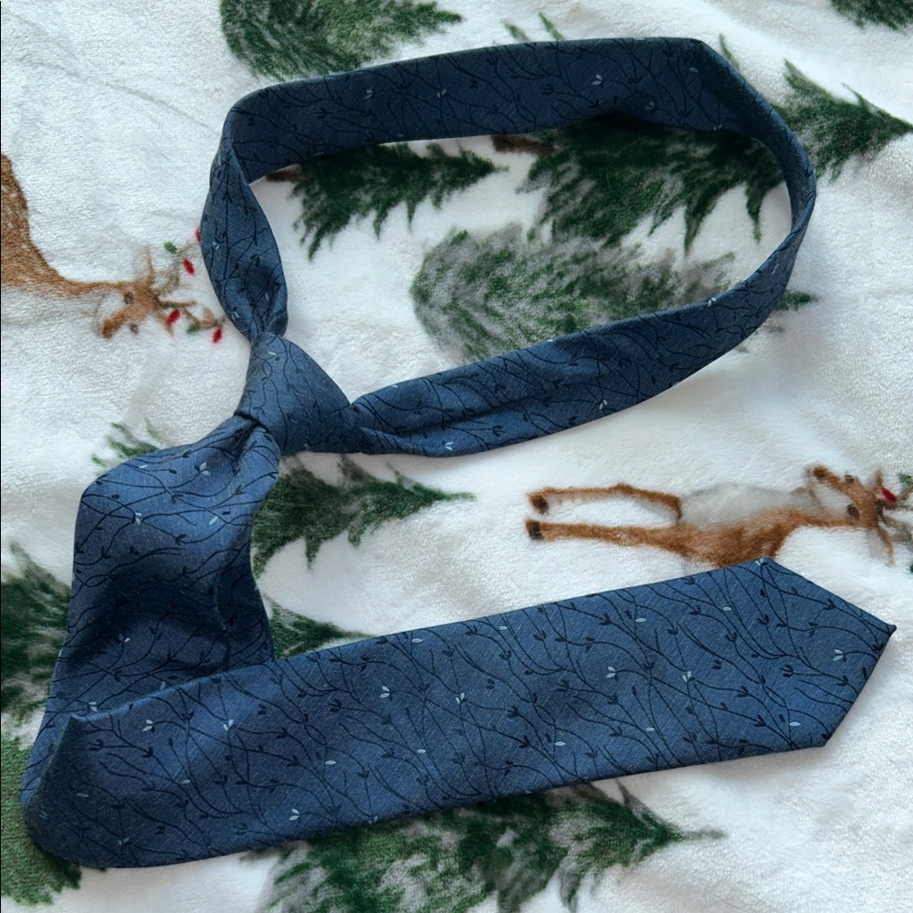 Van Heusen navy Blue classic leaves vine Patterned 3" wide pretied Men's Tie